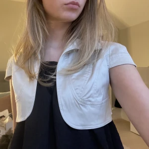 Bolero - Supersöt beige bolero som är supersnygg över toppar och linnen💗