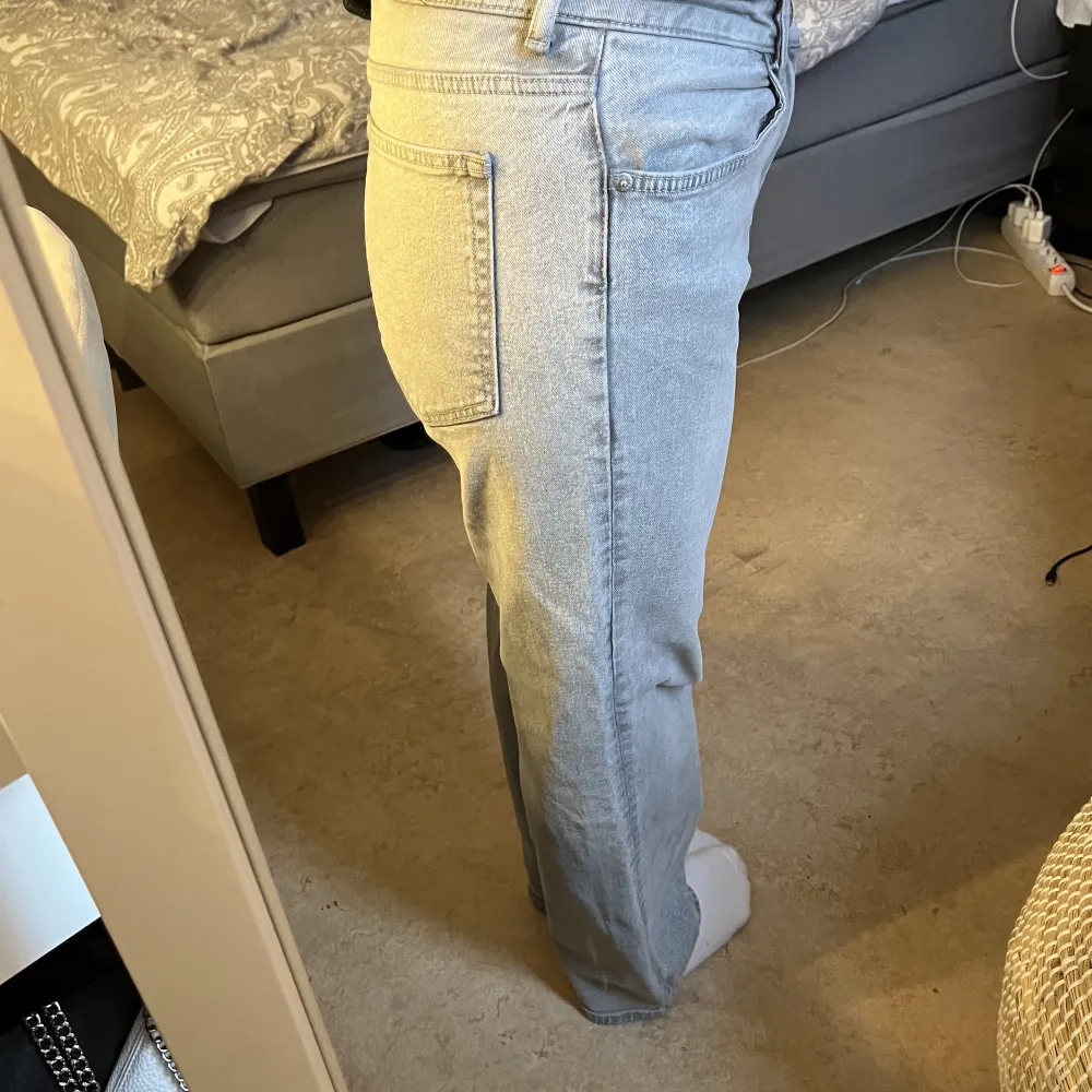 Raka Gråa jeans från H&M. Precis som nya och har använt dem några gånger. Storlek 40 . Jeans & Byxor.