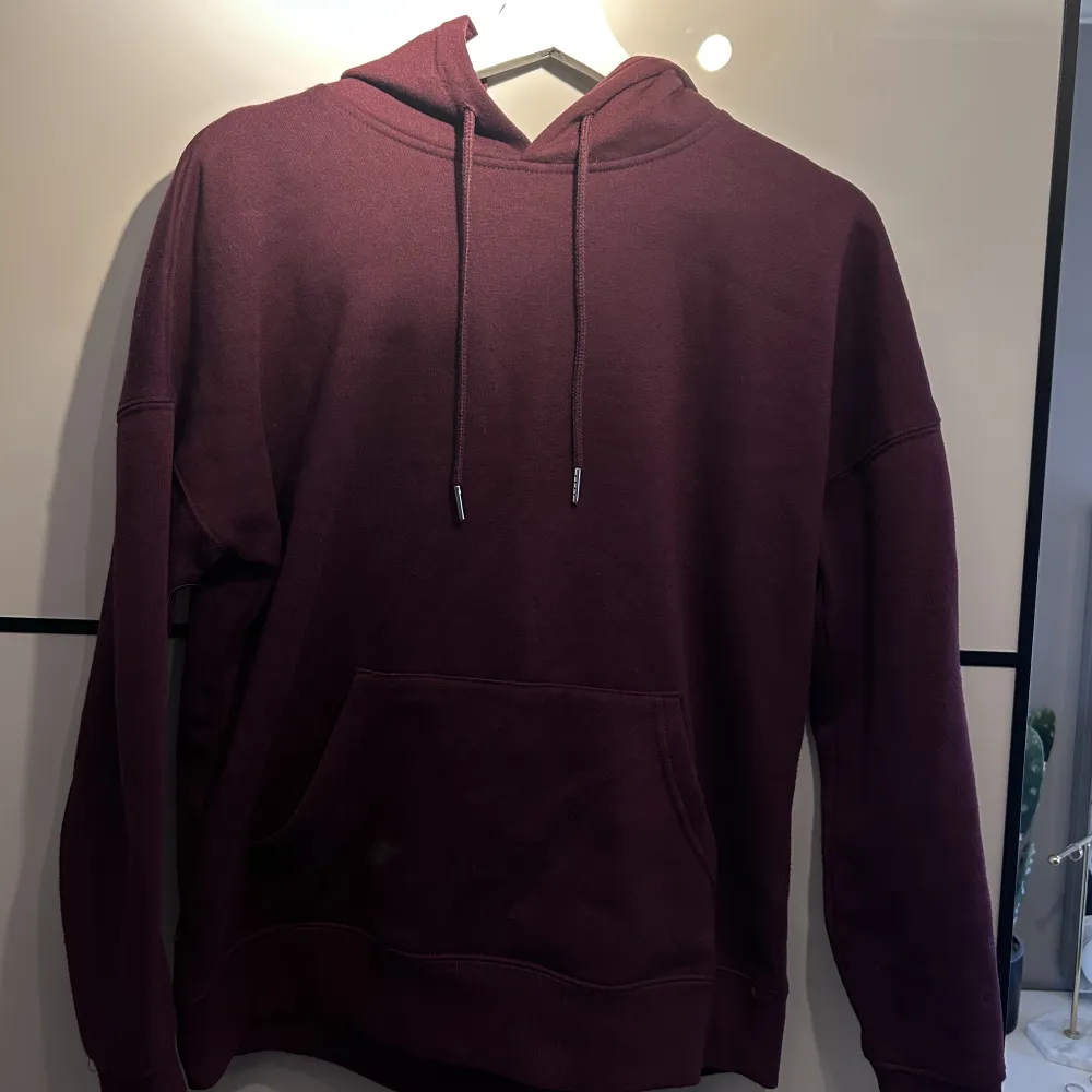 Vinröd hoodie från New Look, storlek 36, knappt använd💗 frakt ingår ej . Hoodies.