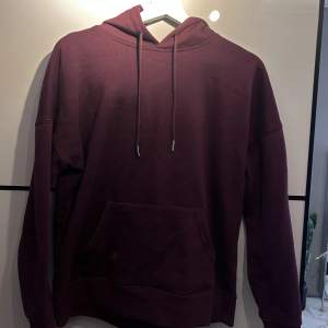 Vinröd hoodie från New Look, storlek 36, knappt använd💗 frakt ingår ej 