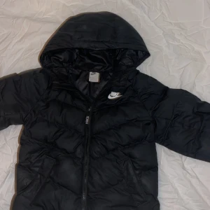 Nike jacka - Använd ca 3 gånger, väldigt varm och skön. Nypris 1000kr om du inte tror mig kan du söka på google, mitt pris = 149