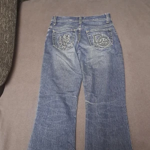 Dolce & gabbana bootcut jeans  - Dolce & gabbana utvänga jeans jätte jätte jätte snygga älskar de forfarande fast dom har blivit för små köpta förra sommarn i storlek 28 har tecken på användning men inte så farliga tecken köpta för 700 kr säljer för 350 mrn kan sänka priset 