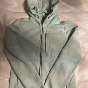 Sail racing hoodie  - Snygg sailracing hoodie i fint skick. Inte mycket använd men dragkedjekroken har åkt av, den funkar att stänga ändå.   Orginal pris 1100kr