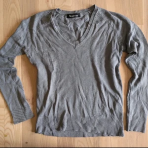 Tröja - Grå miss two tröja i storlek S! Inga defekter alls, plagget är som nytt💓 vid fler frågor kontakta mig privat🙏