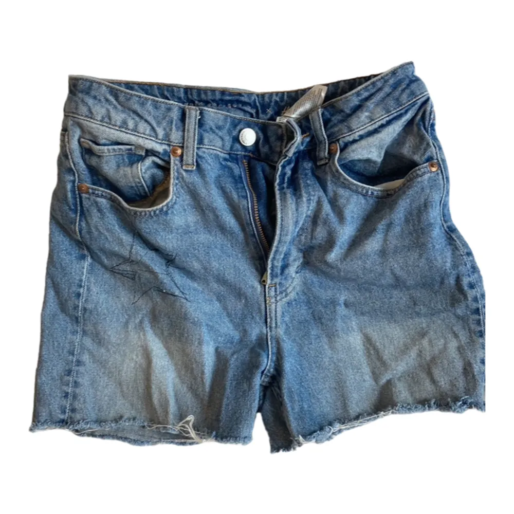 Säljer shorts från secondhand med en stjärna på, strl XS/S. . Shorts.