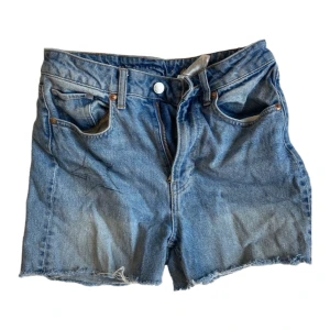 Shorts - Säljer shorts från secondhand med en stjärna på, strl XS/S. 