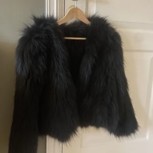 teddy jacka - super snygg jacka som är perfekt nu till hösten och vintern nypris är runt 5000kr o priset kan diskuteras 