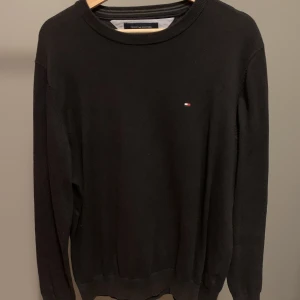 Tommy Hilfiger pullover - Säljer en Pullover från Tommy Hilfiger. Fint skick och finns mycket användning kvar!!