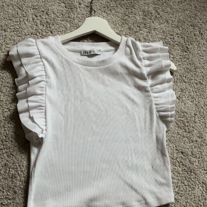 Tröja - Säljer denna vita topp från Zara🤍är i bra skick!