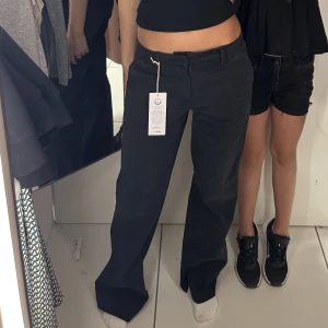 Gina tricot byxor - Säljer dessa lågmidjade byxor från Gina Tricot som är efterfrågade! Storlek 32, använda en gång