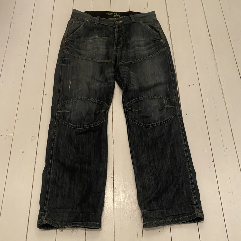 G-STAR 96 jeans me sjukt feta bakfickor och broderier på röven, riktigt bra skick med knappt några flaws alls. Skriv privat för fler bilder eller om du har några frågor. Jeans & Byxor.