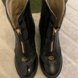 Gucci boots storlek 35  - Helt nya använt endast en gång ute! Kartong och dustbag inkluderas.  Kvitto finns ej dessvärre då den är en present 