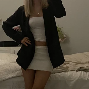 Vit minikjol - Vit minikjol som jag sytt själv. Använd 2 gånger!! 90kr 