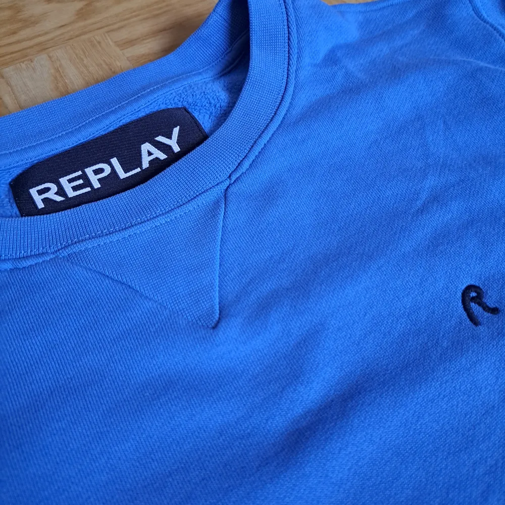 Blå sweatshirt från Replay | Storlek L | 100% bomull | Inga defekter | Säljs för 249 kr men det kan diskutera. Tröjor & Koftor.