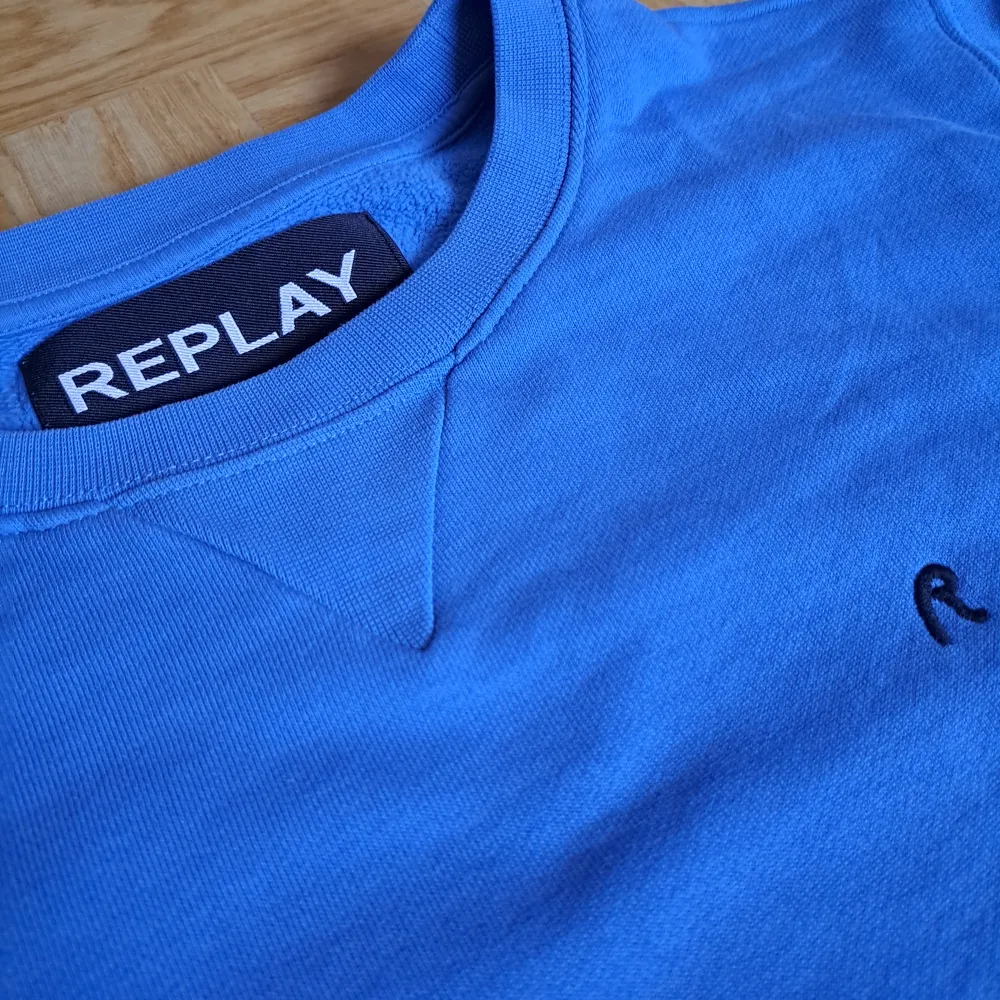 Blå sweatshirt från Replay | Storlek L | 100% bomull | Inga defekter | Säljs för 249 kr men det kan diskutera. Neuletakit & Villapaidat.