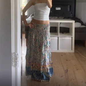 Långkjol - Sååå fin långkjol! Endast använd två-tre gånger då jag har många andra liknande. Säljes då jag behöver mer plats i garderoben 💕💕 