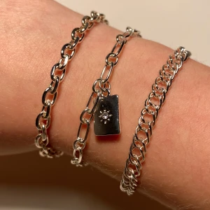 Armband - Första bilden är 35kr styck eller 90 för alla tre💕Alla är silver,justerbar,aldrig använda och jätte snygga!De på andra bilden är använda och har tappat lite färg men det är inget som syns på långt hål,20kr styck!Två av dem är guldiga och en är silver