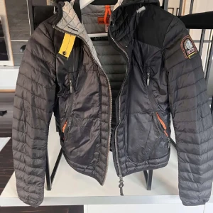 parajumper jacka - skicket är 8/10 och den är varm med dun den funkar på hösten och vintern