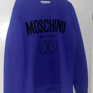 Säljer min blå/lila moschino tröja som är köpt på Wallenberg, tröjan är använd ett fåtal gånger och är i skick 9/10. Nypris ungefär 3000. 
