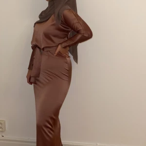 Klänning  - Säljer min fina klänning, endast använd ett par timmar. Storlek M, 400 kr 