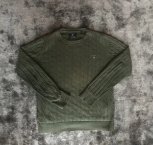 Gant tröja - Säljer min superfina o supersköna stickad tröja från gant i storlek S. Den har noll defekter. Ser kanske solblekt ut på bilden men det är bara ljuset. Skriv om du har frågor. Mått är i sista bild så ni vet om den passar