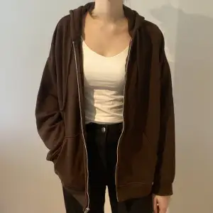 Brun zip-up hoodie från H&M divided i storlek XL men skulle säga M/L. Använd fåtal gånger. Säljer pga att den inte kommer till användning