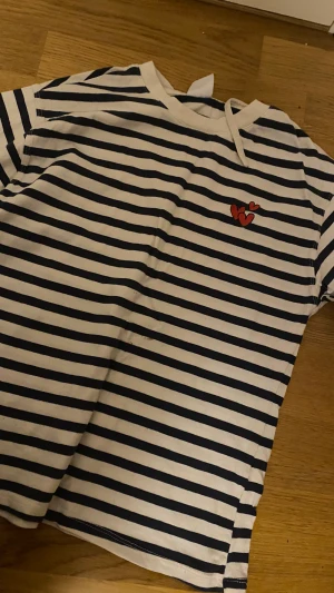 Zara tröja - Jätte gullig tröja från Zara! Väldigt basic och fin! Använt några gånger, säljer pga att jag inte använder längre och inte är min stil längre!❤️