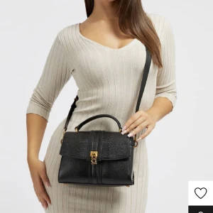 Crossbody väska från Guess  - Säljer väskan pga jag inte fått användning av den. Köpt från Zalando. Använt Max 5ggr. Rymlig och bra kvalite.  Höjd: 17cm. Längd: 24cm. Vidd: 11cm    Nypris: 1550 