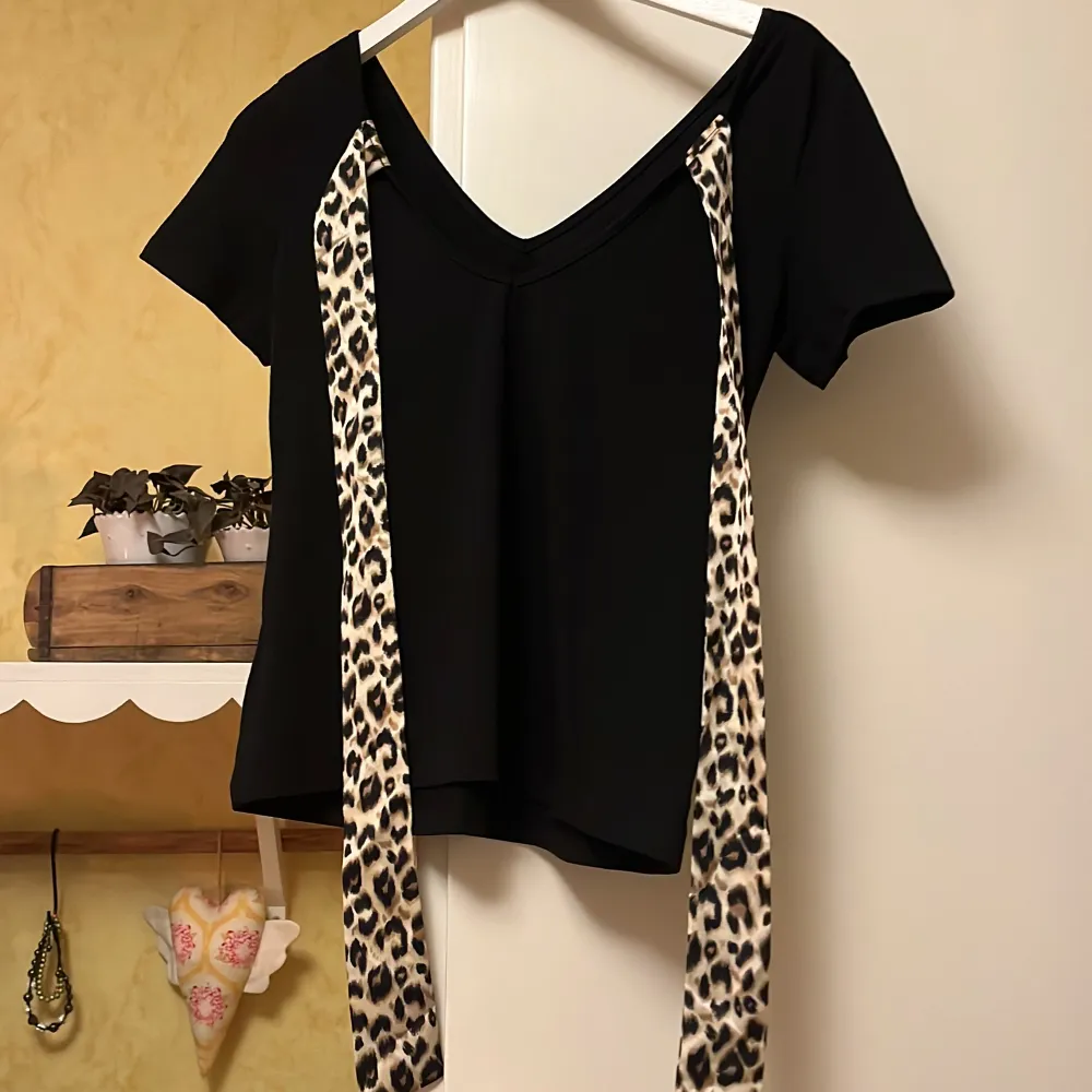 V-ringad svart tröja med leopard snörining ryggen . T-shirts.