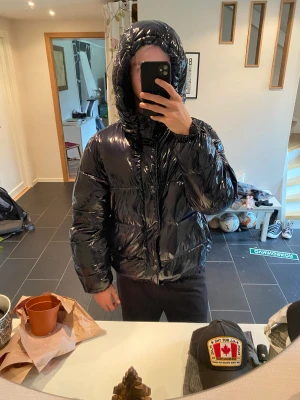 Vinterjacka - Marinblå vinterjacka från zara. Riktigt bra skick, varm och skön