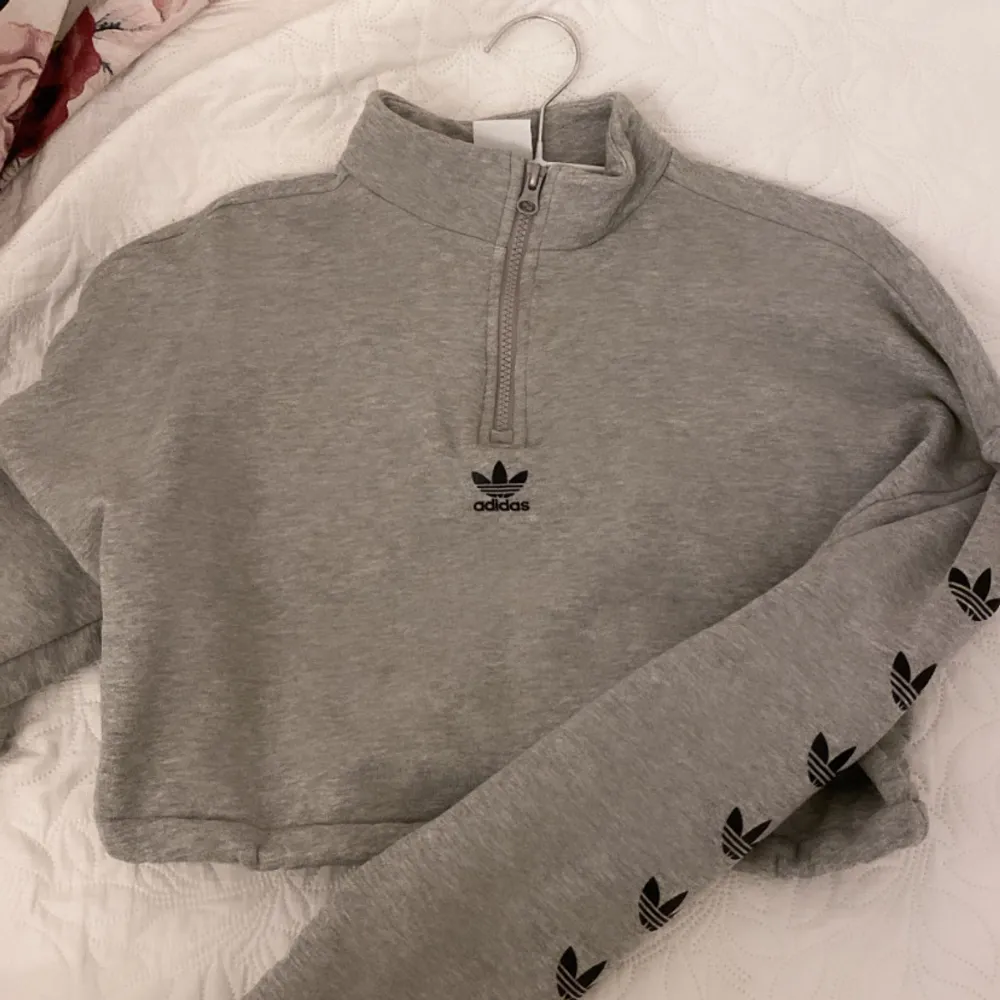 Cropped zip up sweatshirt från Adidas. Hoodies.
