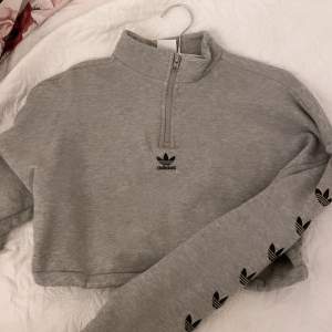 Cropped zip up sweatshirt från Adidas