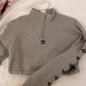 Cropped hoodie adidas - Cropped zip up sweatshirt från Adidas