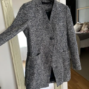 Kavaj - Kavaj/kappa från zara, figursydd och superfin! Säljes pga storrensning 🌸🌸 