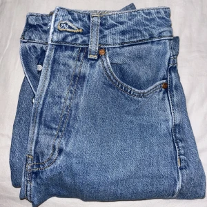 Bikbok jeans - Säljer mina 90s straight 530 jeans då de inte riktigt är min stil längre. För preferens är jag runt 160 cm😇