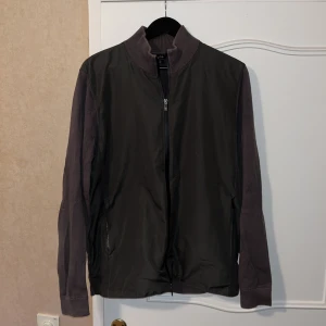 Massimo Dutti tröja - Säljer en Massimo Dutti tröja i utmärkt skick. Tidlös stil och bekväm passform. Pris: 200kr. Kontakta mig om du är intresserad.