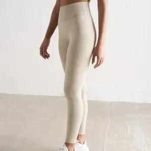 Säljer mitt amin ribbed seamless träningsset i färgen beige! Bara använt någon enstaka gång och är i nyskick! Säljer båda delarna för 599kr. Kontakta vid intresse eller andra frågor💞