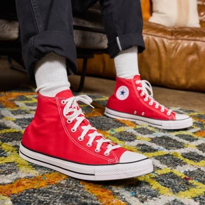 Röda Converse 40 - Säljer Röda Converse storlek 40. Då de inte användes mer. Använda nog 3 ganger. Pris kan diskuteras :)