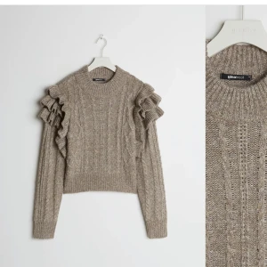 Stickad tröja - Säljer denna stickade tröja från Gina Tricot i storlek XS då den är för liten för mig. 