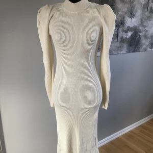 Stickad klänning med puffärm - Fin offwhite klänning som endast är använd ett fåtal gånger💛