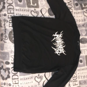 Långärmad tröja - Jag säljer denna tröjan!! Säljer pga att jag inte använder den längre.