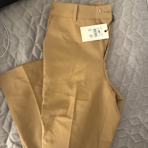 Kostymbyxor  - Oanvända kostymbyxor från bikbok, storlek 38, modell Pw Vilma. Köpt för 399kr, säljer för 180kr🤍