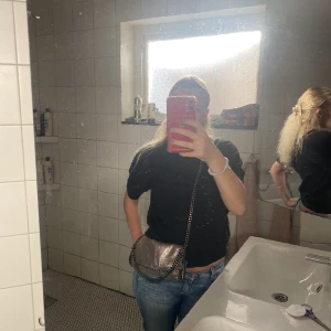 Stella McCartney liknande väska - Säljer min super fina Stella McCartney liknande väska som är i super bra skick inga defekter och väldigt fin till många outfits, den är multifärgad alltså lite guldig och  rosé färg? Den har ett bra längd på bandet och är super fin!