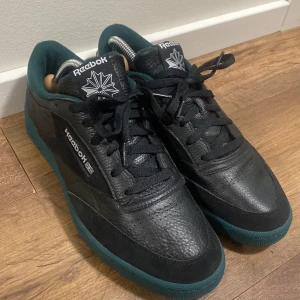 Reebok skor  - ett par Reebok skor som bara använts 1 gång pågrund av att de var för små i storlek. Supersnygga och passar bra nu till hösten. Nypris 1300