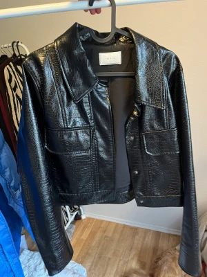 Orm jacka  - Fin fejk om skinnjacka 