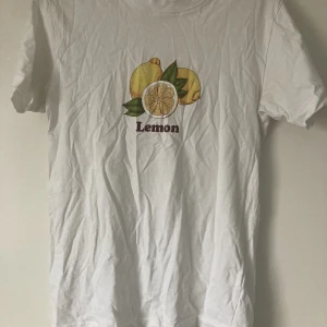 T-shirt med tryck - Super söt tröja, nästan lite vsco girl vibe 😻 Sparsamt använd och därför väldigt nära nyskick 🫶🏻Säljer då den inte kommer till användning längre 🙌