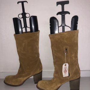 Fiorentini Baker boats! - Jättecoola boats från Fiorentini Baker!! ❤️❤️Aldrig använda och lappen finns kvar. Den har läder sulor och skon är i mocka🥰🥰 