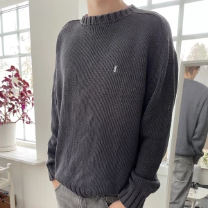 Stickad ysl tröja   - Sjukt fet ysl knitwear i lite urtvättad färg som gör den grymt snygg! Size L, självklart äkta som de andra tröjorna i min profil! Om du undrar någon om det fråga😊