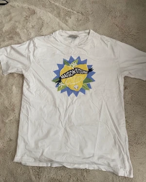 Maison Kitsine t-shirt - Storlek M Bra skick Nypris 1000kr