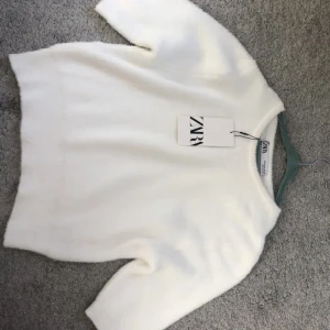 Zara Topp - Jätte populär zara topp. Prislapp finns inte kvar med inga tecken på användning. (Lånade bilder)💞